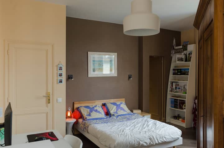 სამკუთხა ოთახი (140 საწოლი) სააბაზანოთი.