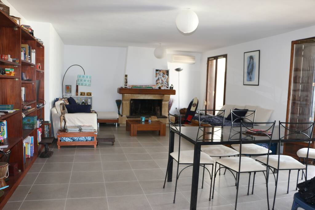 Pièce à vivre avec salon et coin repas