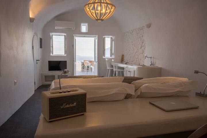 Gaia Suites | Artemis Suite with Outdoor Jacuzzi gallery image 2