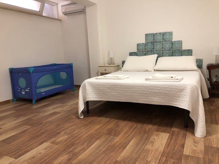 חדר שינה זוגי עם מיטה לילדים מתחת לגיל 5