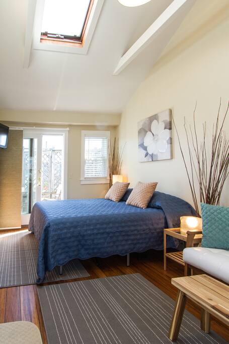 After a day of socializing, sightseeing, or the beach, nothing beats a good nights sleep on your comfortable queen size bed, with storage for you suitcases underneath.