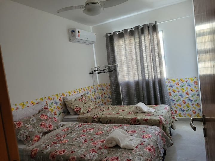 Habitación 2: solo disponible de acuerdo con el acto de reservación para ocupación >3 adultos. Sin ella, el dormitorio (o la suite) estará cerrado.
Tiene camas dobles y sirve a 4 personas. Aire acondicionado y ventilador de techo con muebles de apoyo para visitantes.