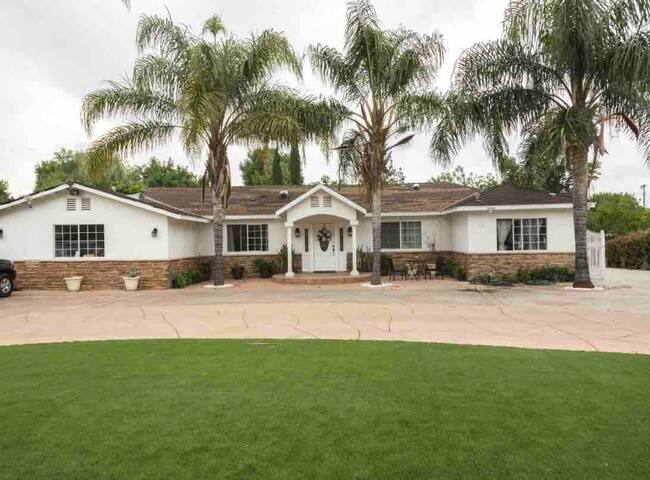 Peaceful 4 bd 2 bth home in Northridge/ sleeps 10 gallery image 2