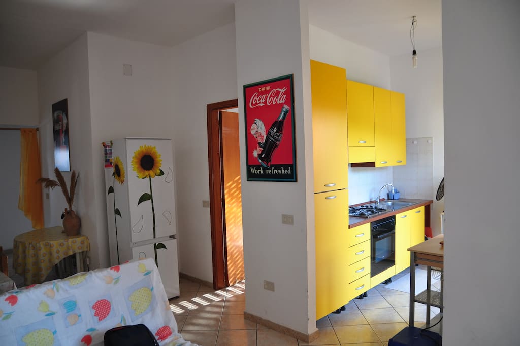 ampio soggiorno con cucinino