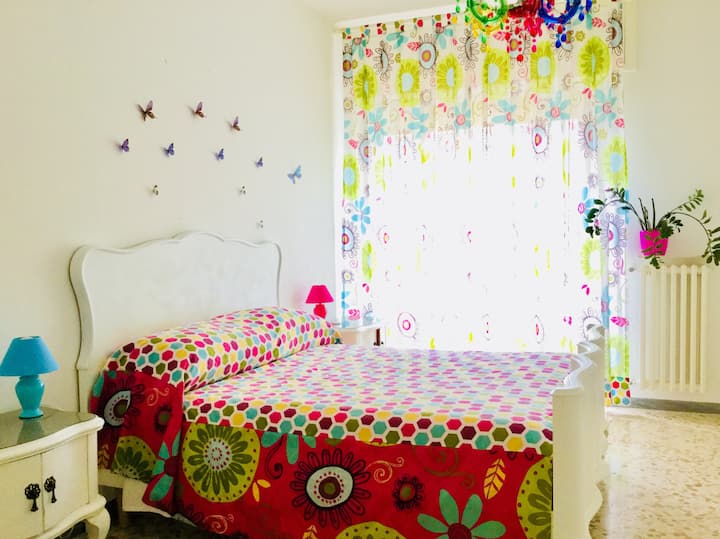 Doppelzimmer mit Balkon zum Park.
Doppelzimmer mit Balkon im Park. 
Stanza da letto matrimoniale con balcone sul parco.