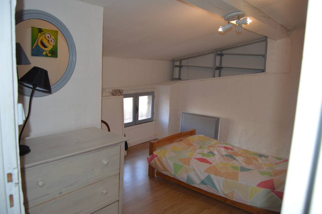 Chambre 2 avec lit gigogne : 2 lits en 90