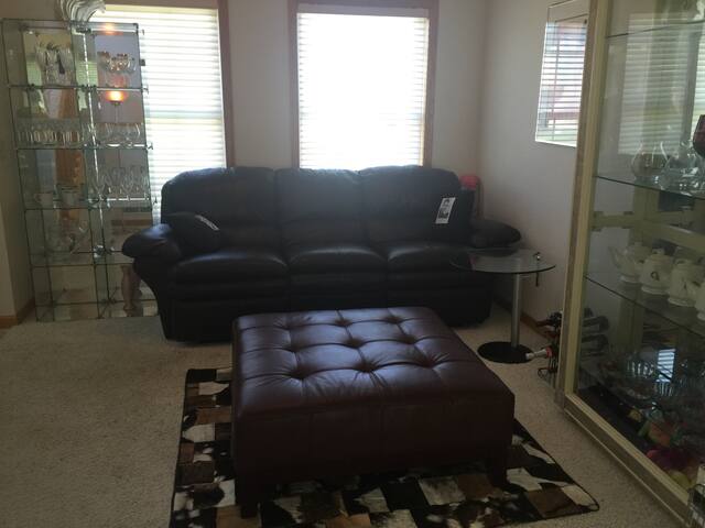 Beautiful Maple Grove Home gallery image 3