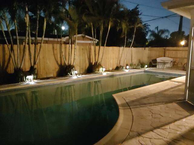 Amazing 5 Bedroom Pool Home 28 day+Great Location! gallery image 3