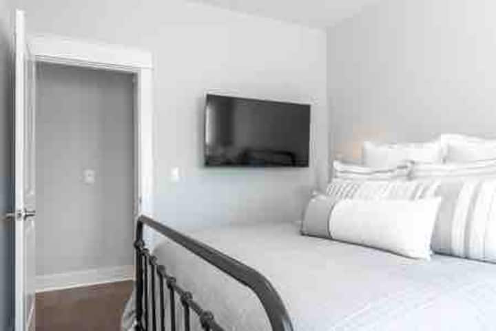 Nella terza camera da letto troverai un comodo letto matrimoniale, una poltrona, una smart TV, un comò e un armadio