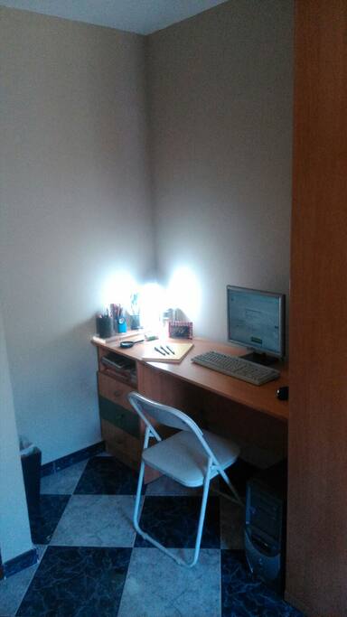 Dormitorio escritorio con ordenador