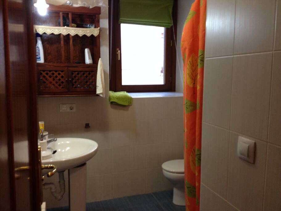 Destacar la claridad del baño con su ventana