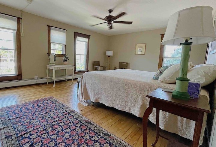 Chumba kikubwa cha kulala kilicho na kituo chake cha Keurig na viti ili kufurahia utulivu.