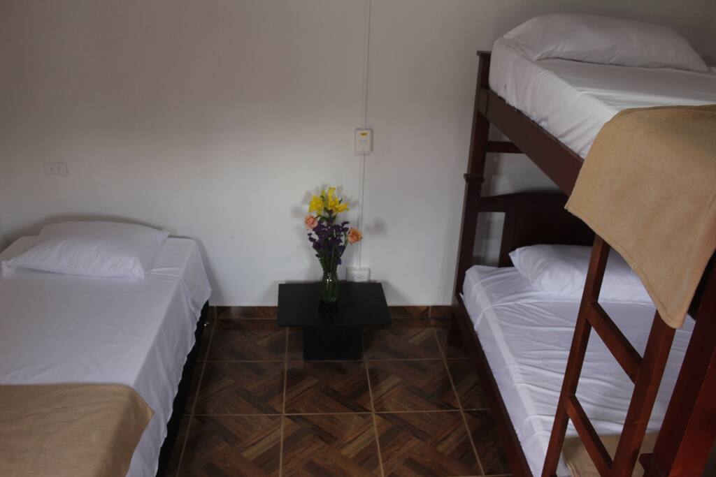 Habitación compartida de 3 camas, muy fresca.