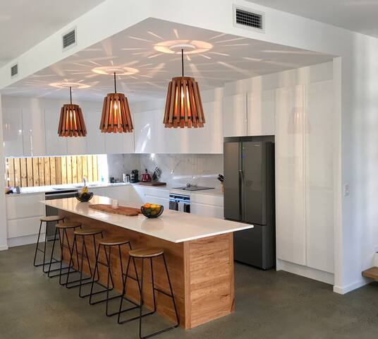 Hawks Nest Modern Beach House gallery image 5