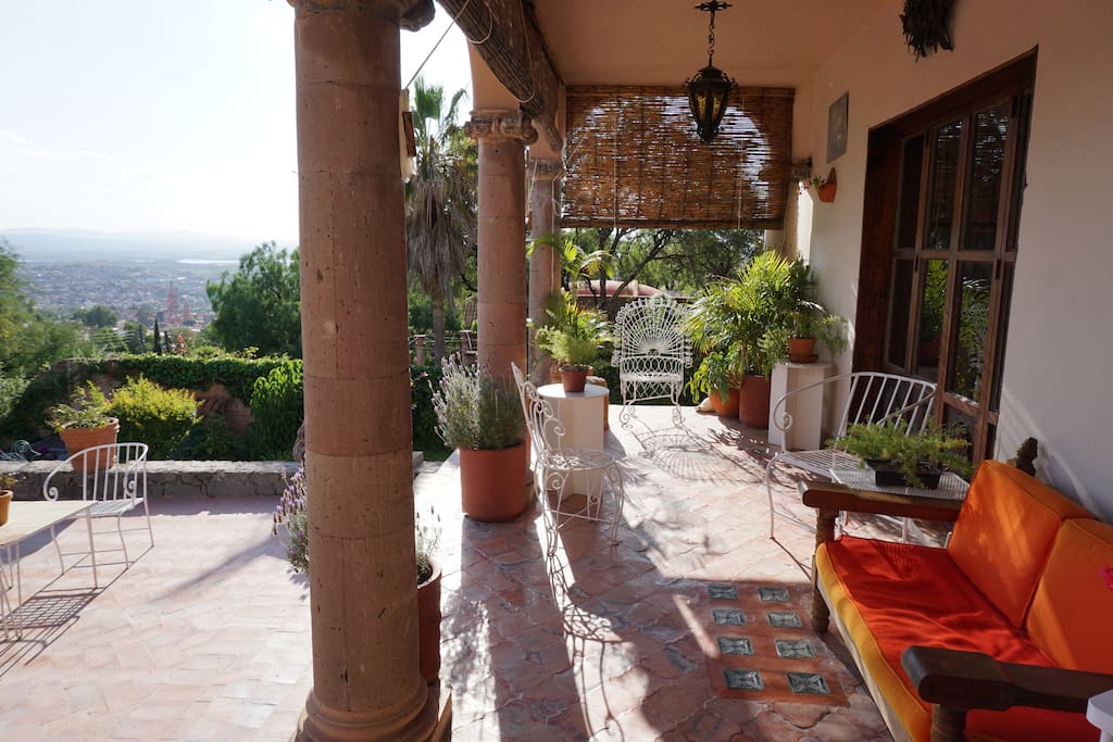 Veranda- a perfect place to relax with a cup of coffee or enjoy a sunset ||
Veranda- un lugar perfecto para descansar y tomar su café