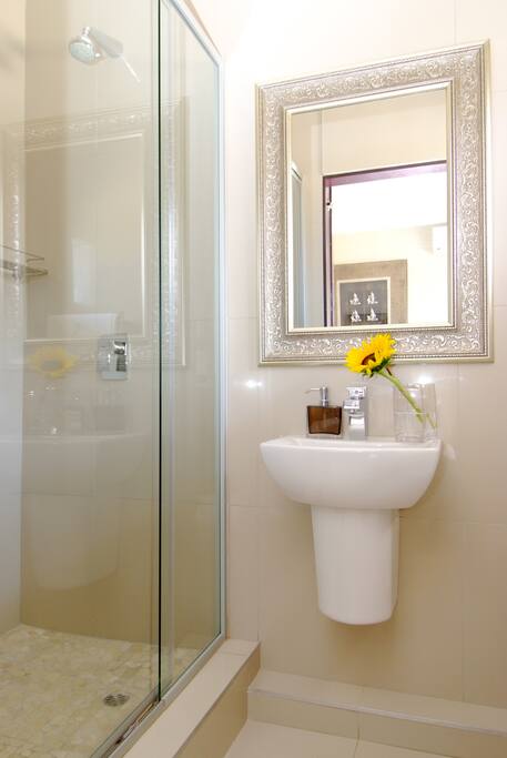 Bathroom
Small bathroom
Shower/Toilet