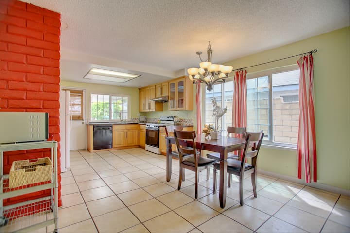 3 Bed 2 Bath House Uphill with City Light View