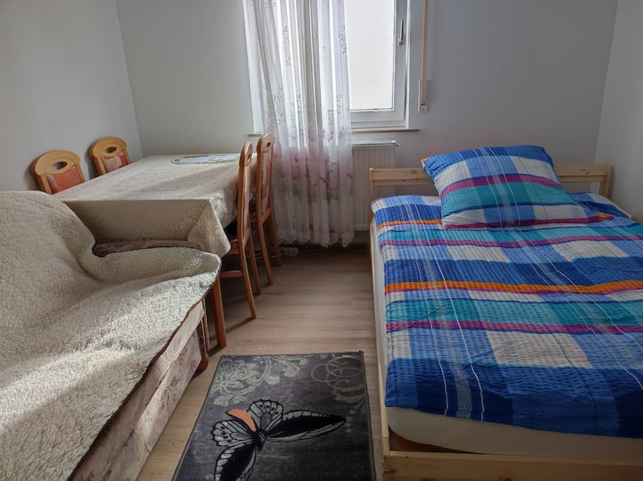 2 - ра спалня. Френско легло с размери 140 см x 200 см. И разтегателен диван с дължина 170 см. Трапезна маса или работна маса. 