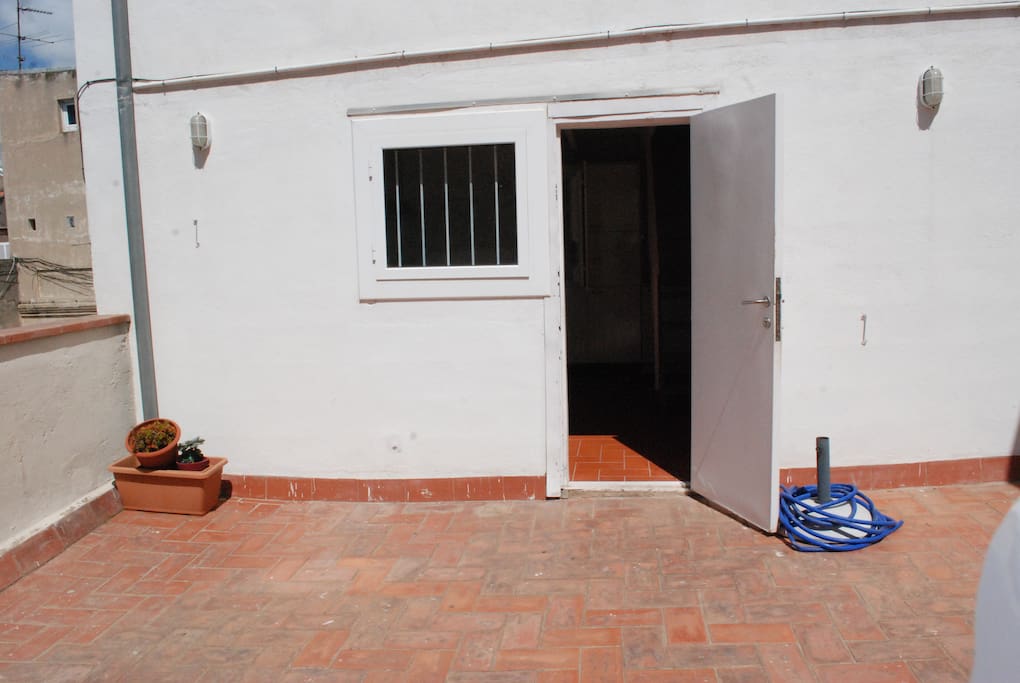 sillas y mesa para terraza disponibles.