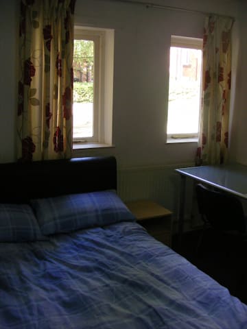 Room next to Leeds University and City centre