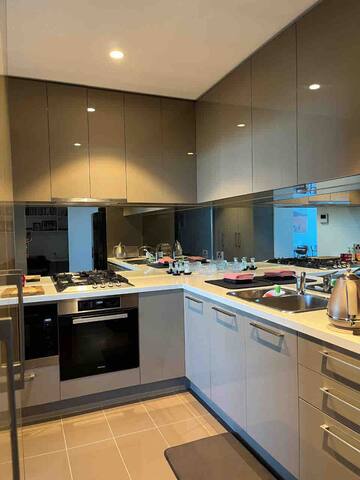 Modern 3 bed 2 bath city condo with gorgeous views gallery image 4