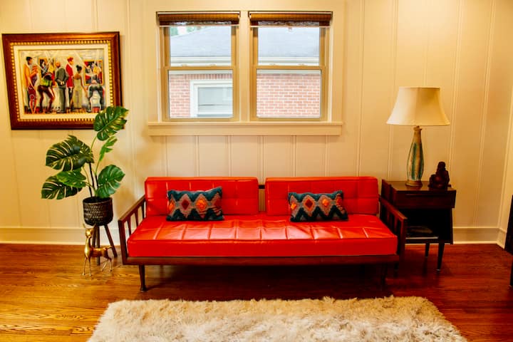 Всекидневна с диван / легло.