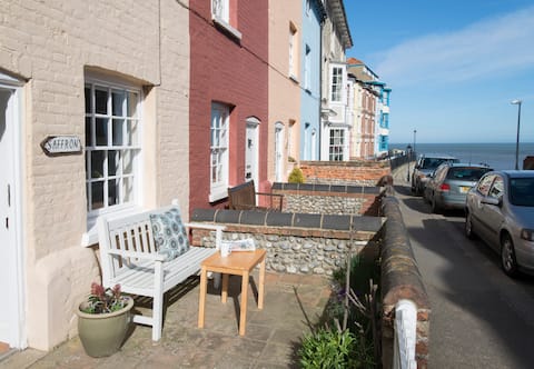 Top performing Airbnb: Charming cottage with sea views in Cromer