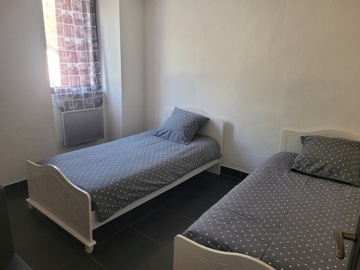Стая с 2 единични легла 