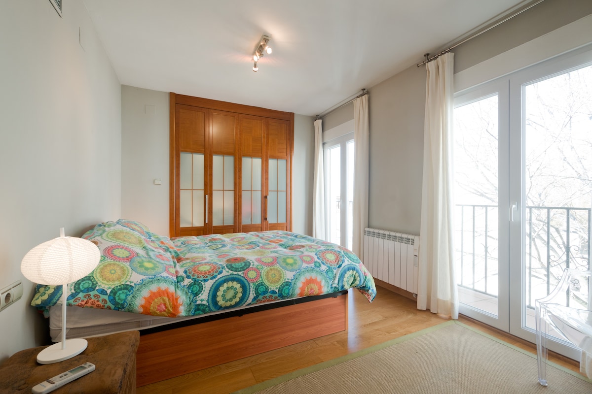 เตียงคู่ในห้องนอน ม่านสีเข้มเพื่อการนอนหลับที่ดี