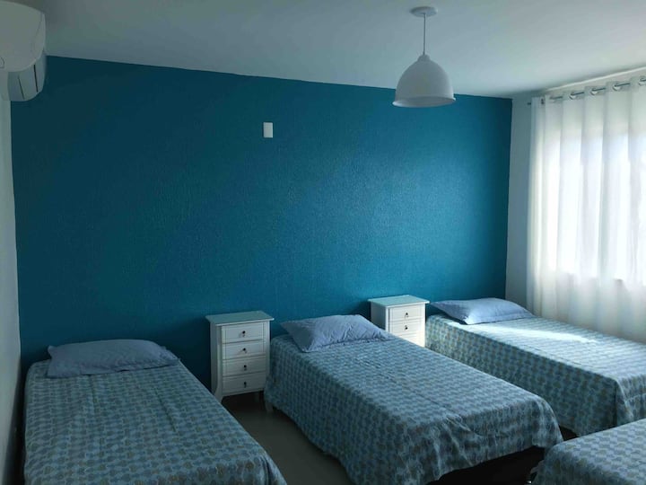 غرفة 3، 4 أسرّة مفردة ومكيف هواء