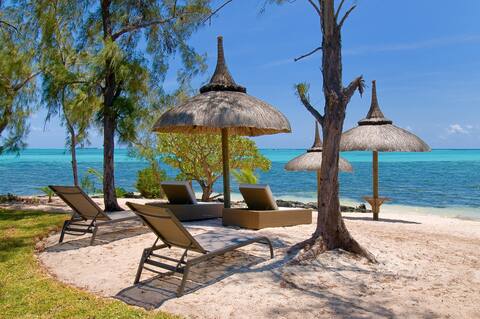 Fabulous luxury villa, Feet in the water.