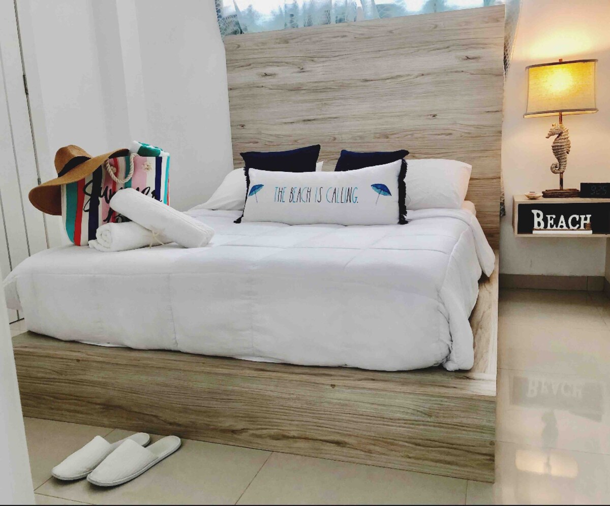 سرير بحجم كوين. مع ملاءات ووسائد مريحة على طراز الفندق. يشمل حقيبة الشاطئ والقبعة:)