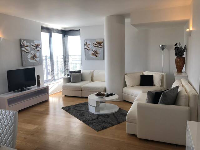 Modern, Fresh, 2bed 2bath South Kensington gallery image 3