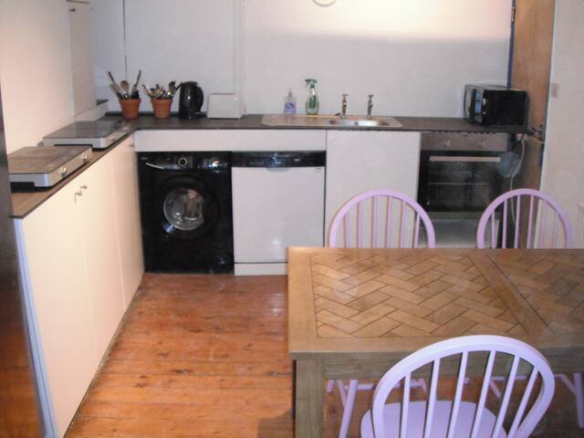 Large stylish 5 bedroom (3 en-suite) house gallery image 3