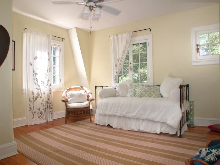 带日光浴床的卧室 