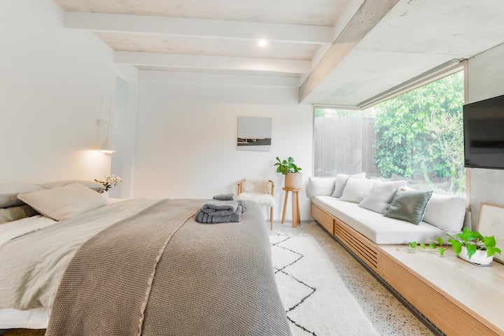 Designer Beach Studio - 3 Minute Walk To Beach! - Mornington