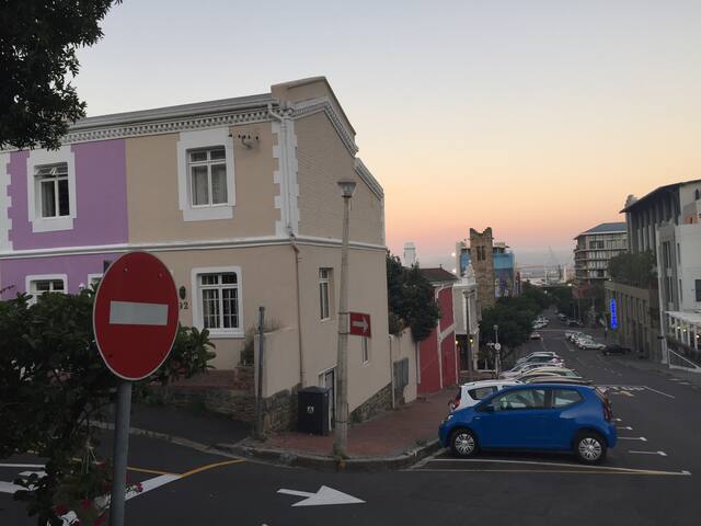 Contemporary De Waterkant Townhouse gallery image 4