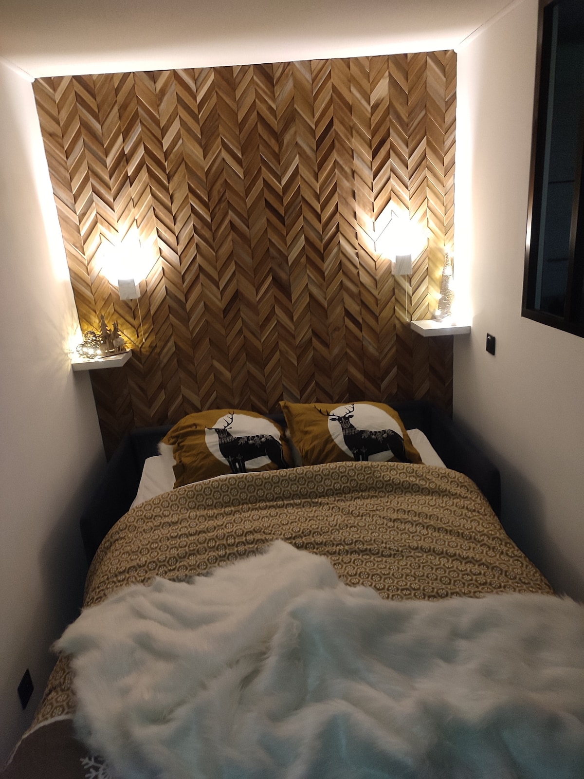 Ambienti i fjetjes në divan Rapido u shpalos. 
Dyshek me përdorim të lartë 140x190.