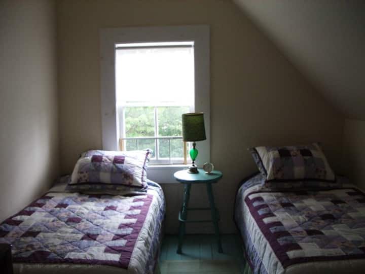 Bedroom 3 with 2 single beds