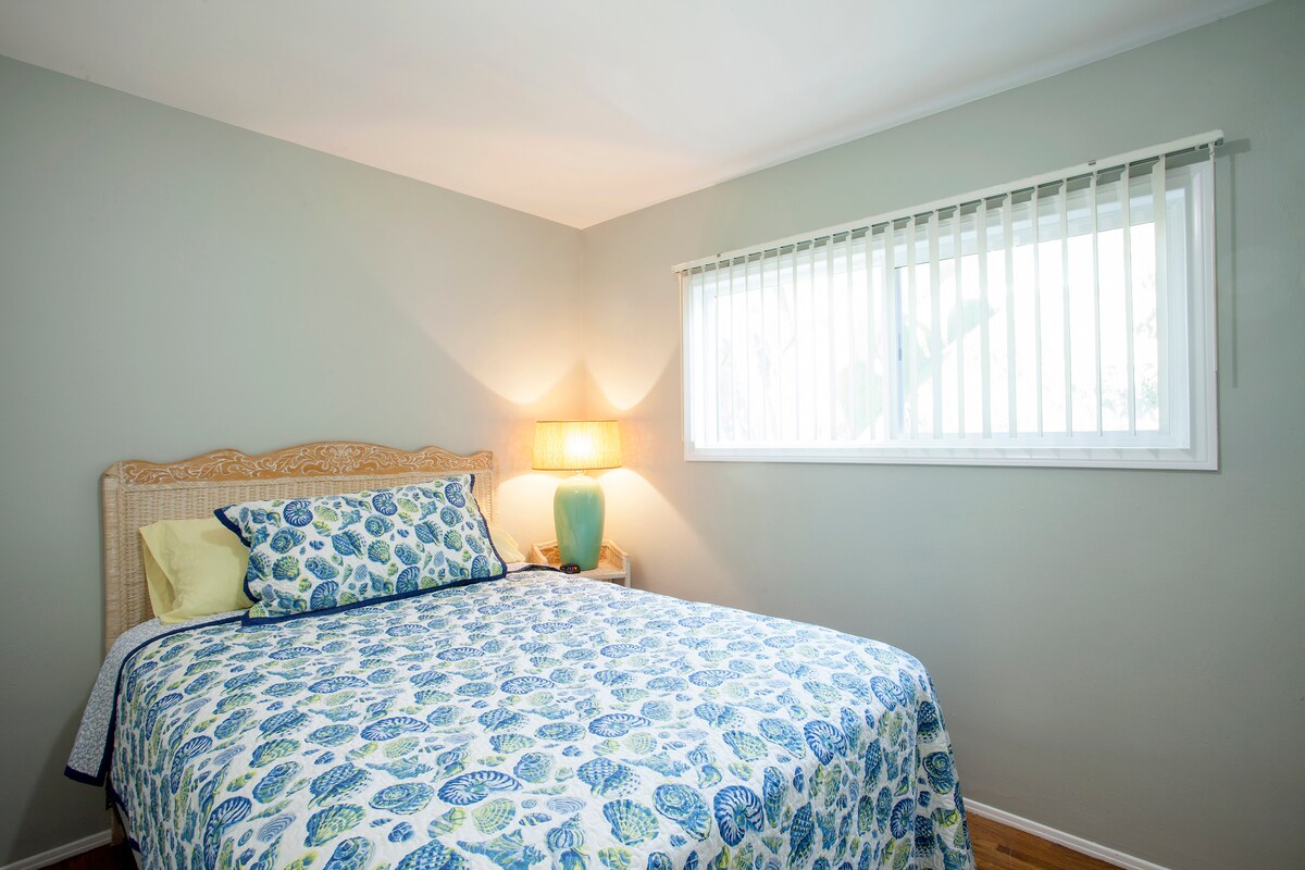 ห้องนอนทิศใต้ - เป็นระเบียบเรียบร้อยพร้อมเตียงควีนไซส์