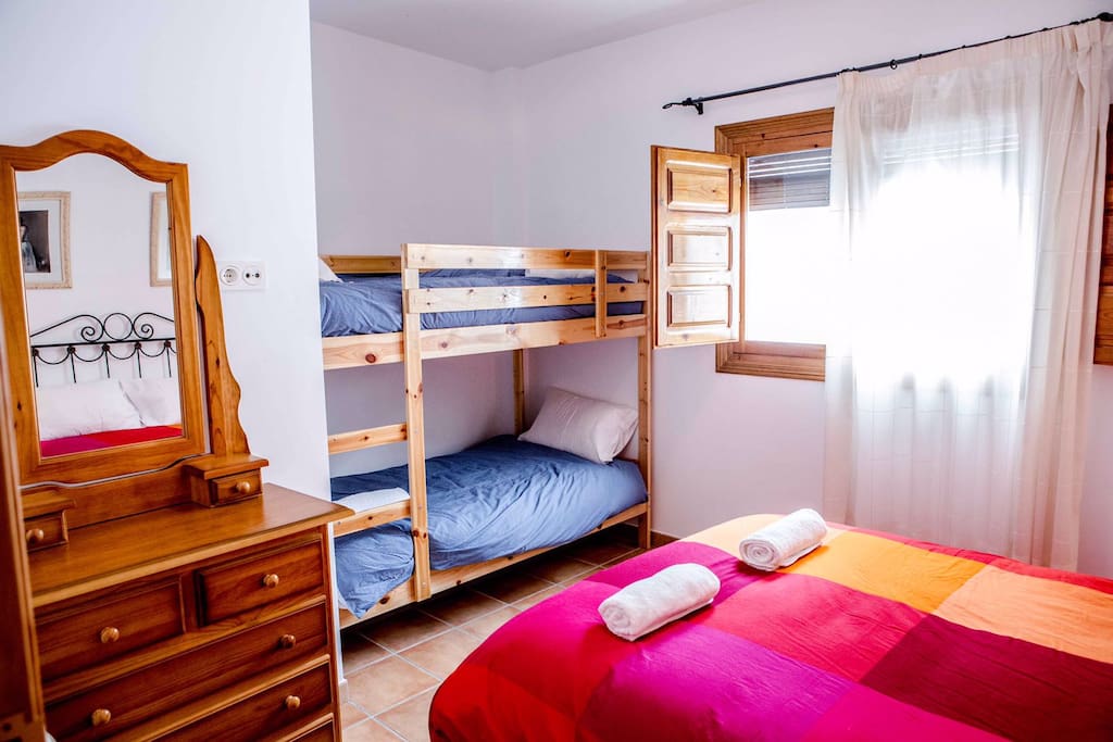 Primera Habitación, cama matrimonio y litera.