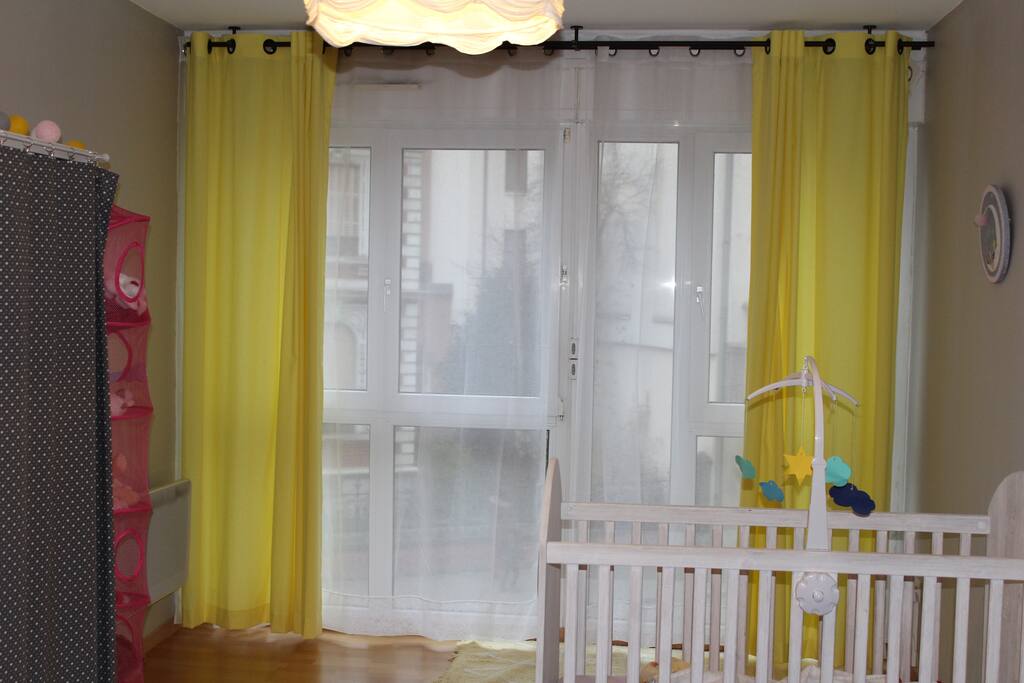 Chambre 2 : pour un bébé ou 2 personnes (lit bébé disponible avec drap et canapé convertible pour 2 adultes)