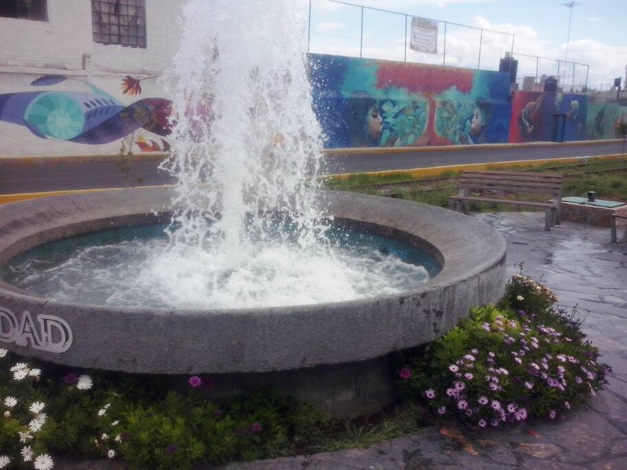 Fuente y ciclopista a la entrada de la privada