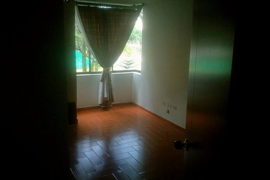 La cama es semidoble, al momento de tomar la fotografía aún no estaba instalada, pero ya se encuentra a disposición de lso huespedes.