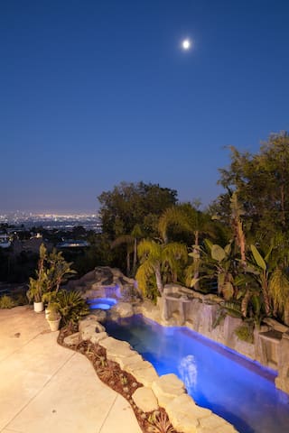 LOS ANGELES VIEW MODERN ESTATE- POOL- 12,000 SQ FT gallery image 3