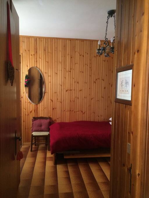 Camera da letto, si può intravedere uno dei due letti a scomparsa all'interno del mobile.