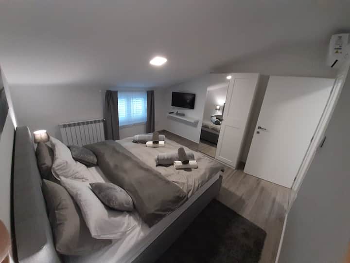 Spavaća soba broj 1 sa velikim bračnim krevetom, klimom i tv-om/ dormitorio n .º 1 con una cama doble grande, aire acondicionado y TV / dormitorio n .º 1 con cama doble grande, aire acondicionado y TV
