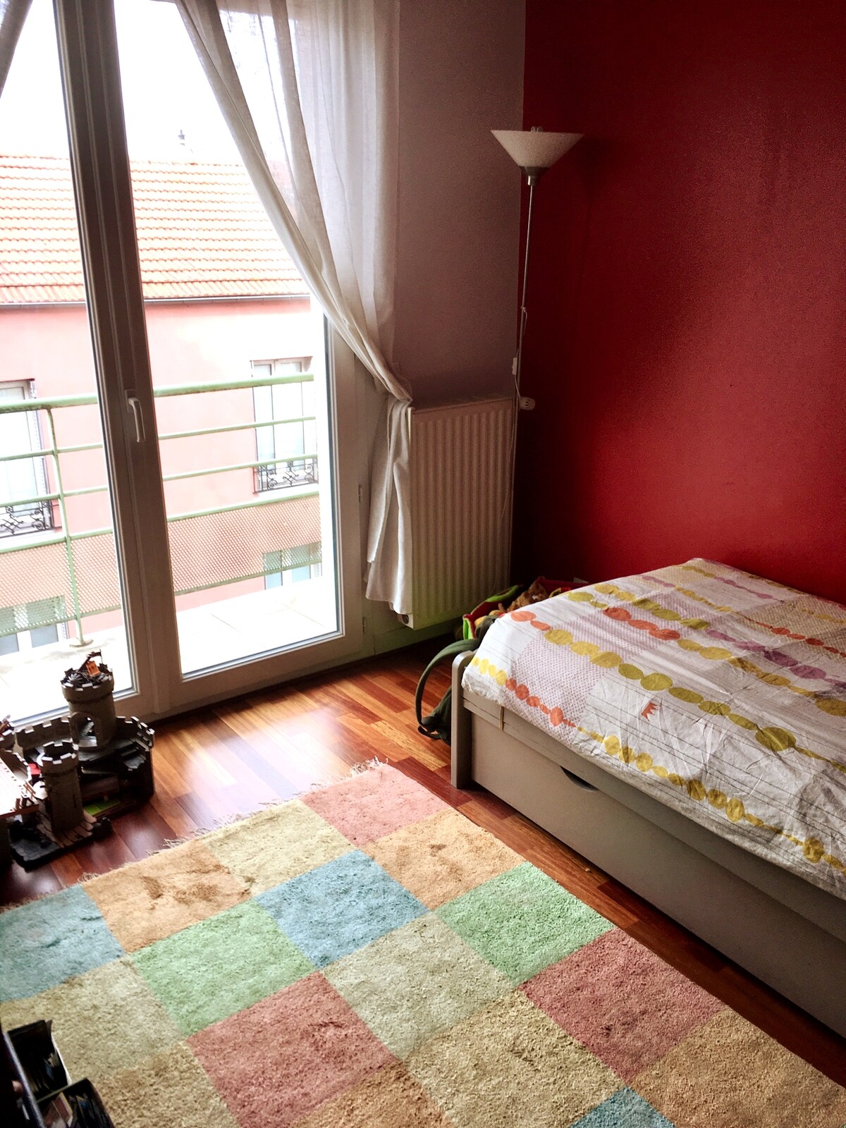 Едноставно осветлена со комора (1) / Спална соба со единечен кревет (1)