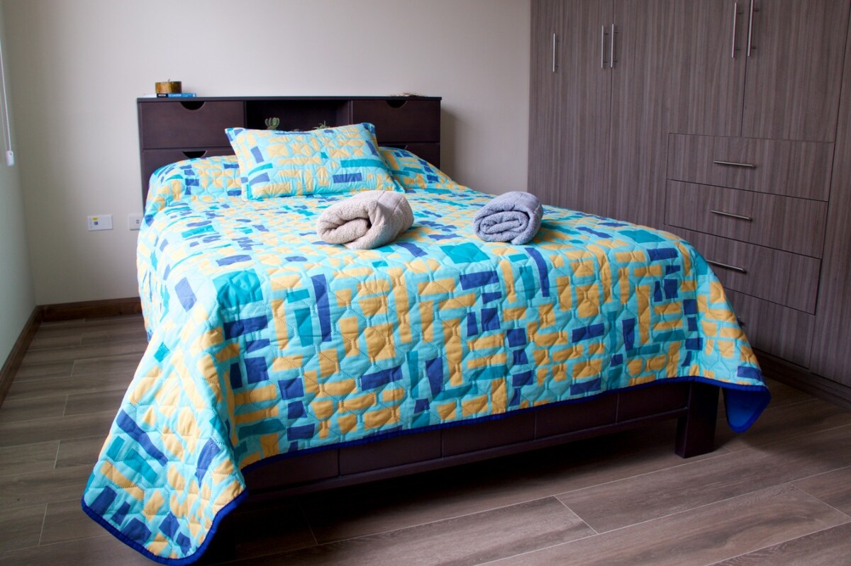 Un lit double parfait pour deux personnes. 