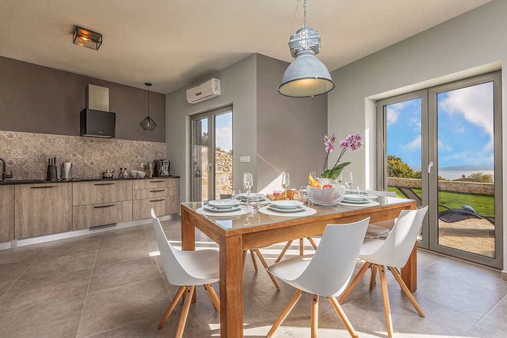 Dining table & Kitchen